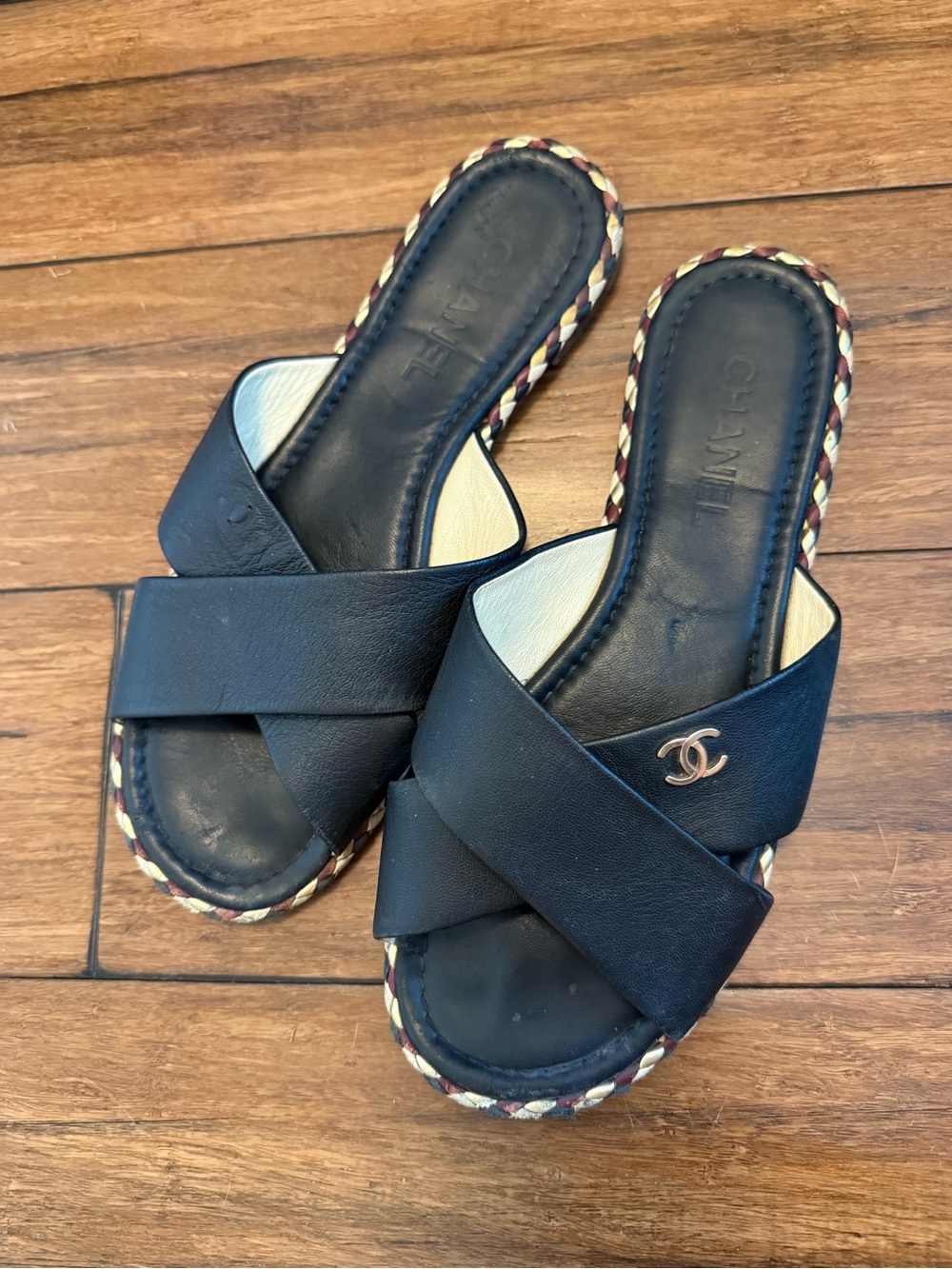 Chanel Black Leather Braided Trim Criss Cross CC Flat Slide
Sandals Size 41c - Picture 8 of 10